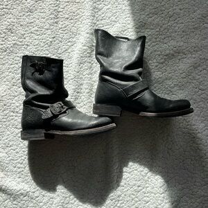 Frye ankle boots. Not sure about the size, not stamped inside the boot.